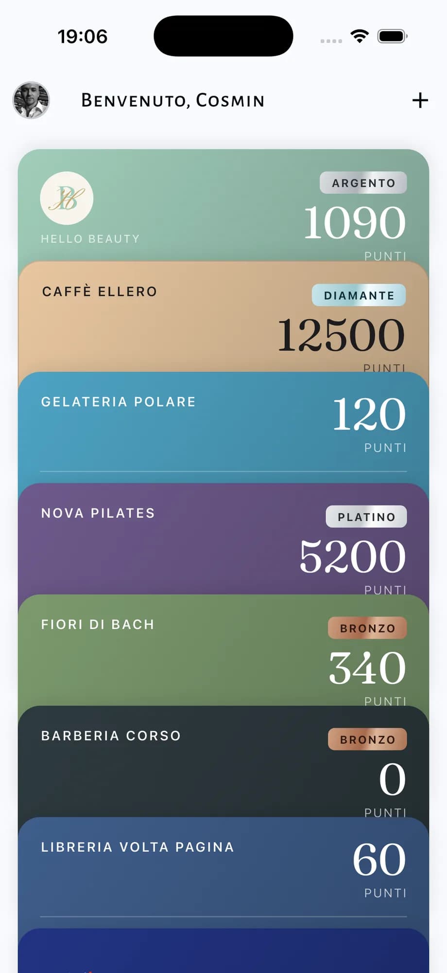 Il portafoglio dell'app: le tessere di più negozi una sotto l'altra, ognuna con i suoi punti e il suo livello.